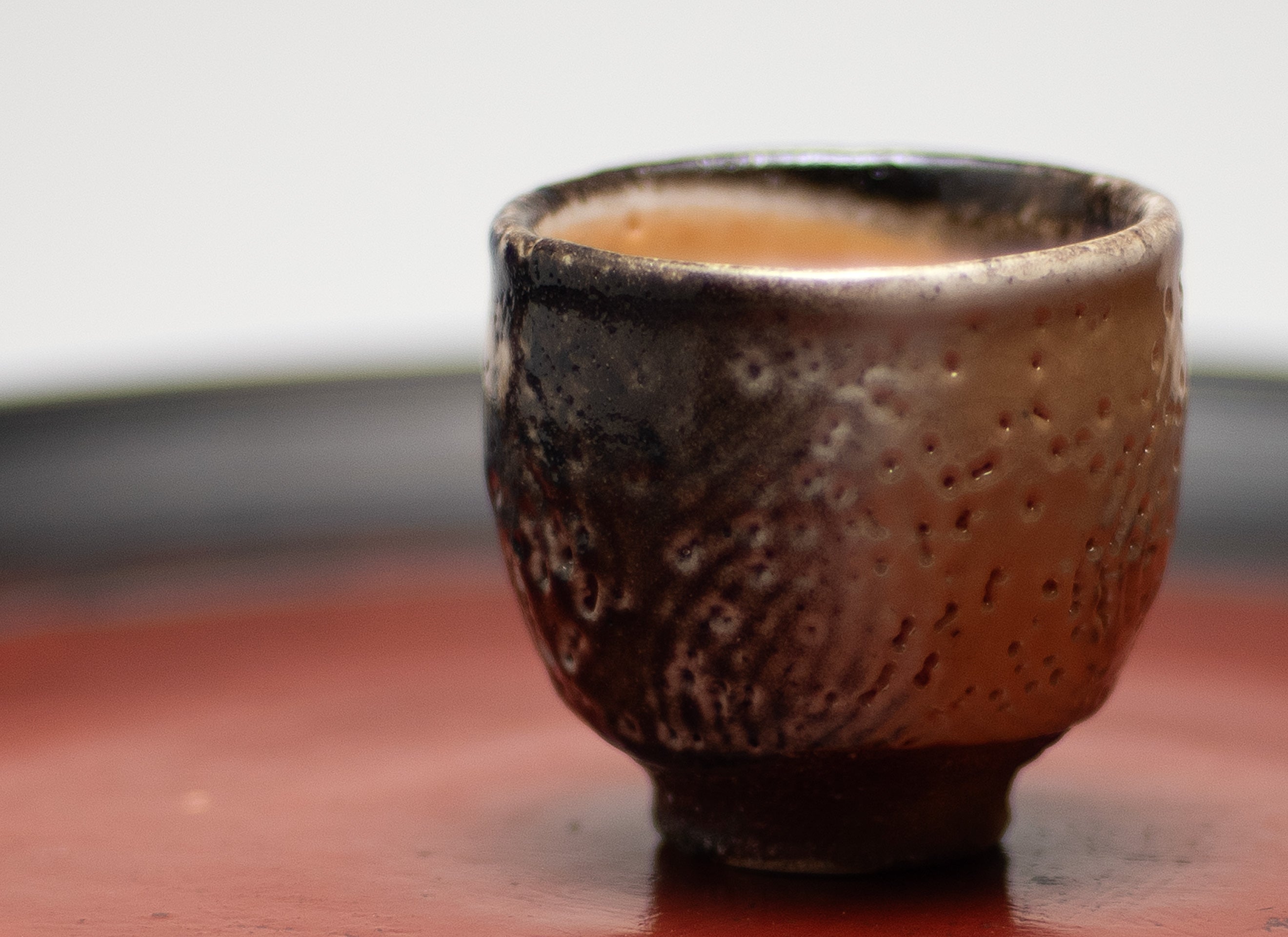 Coupe à saké de Shino émaillée de cendres