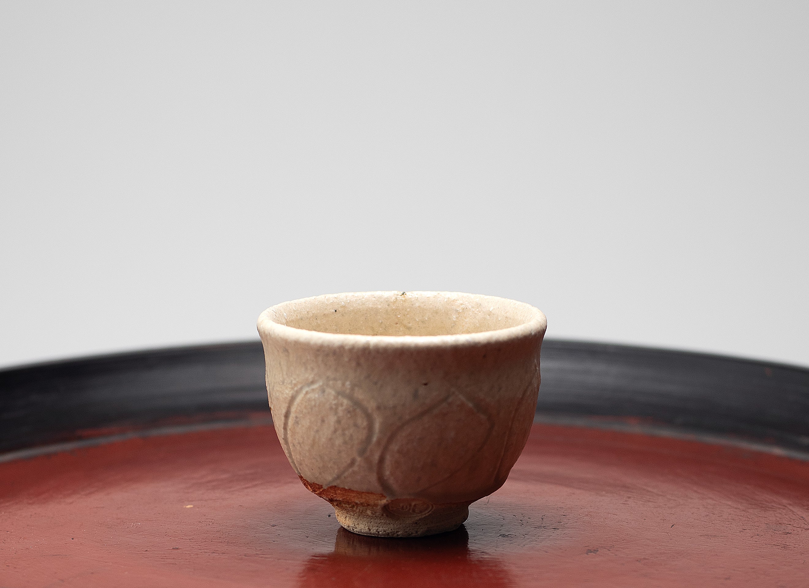 Glaçure Tadanoumi,Coupe à saké de gravures linéaires