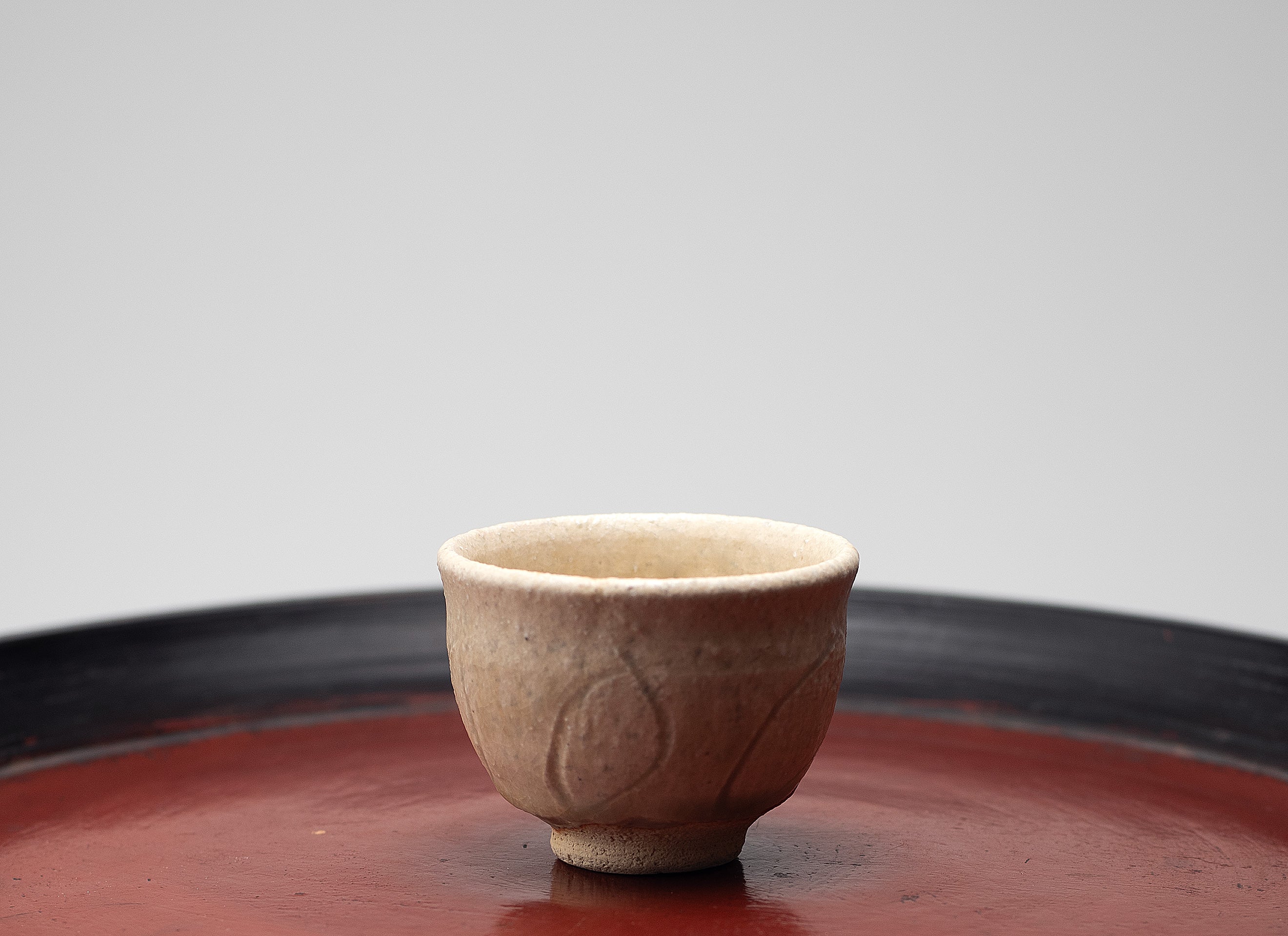 Glaçure Tadanoumi,Coupe à saké de gravures linéaires