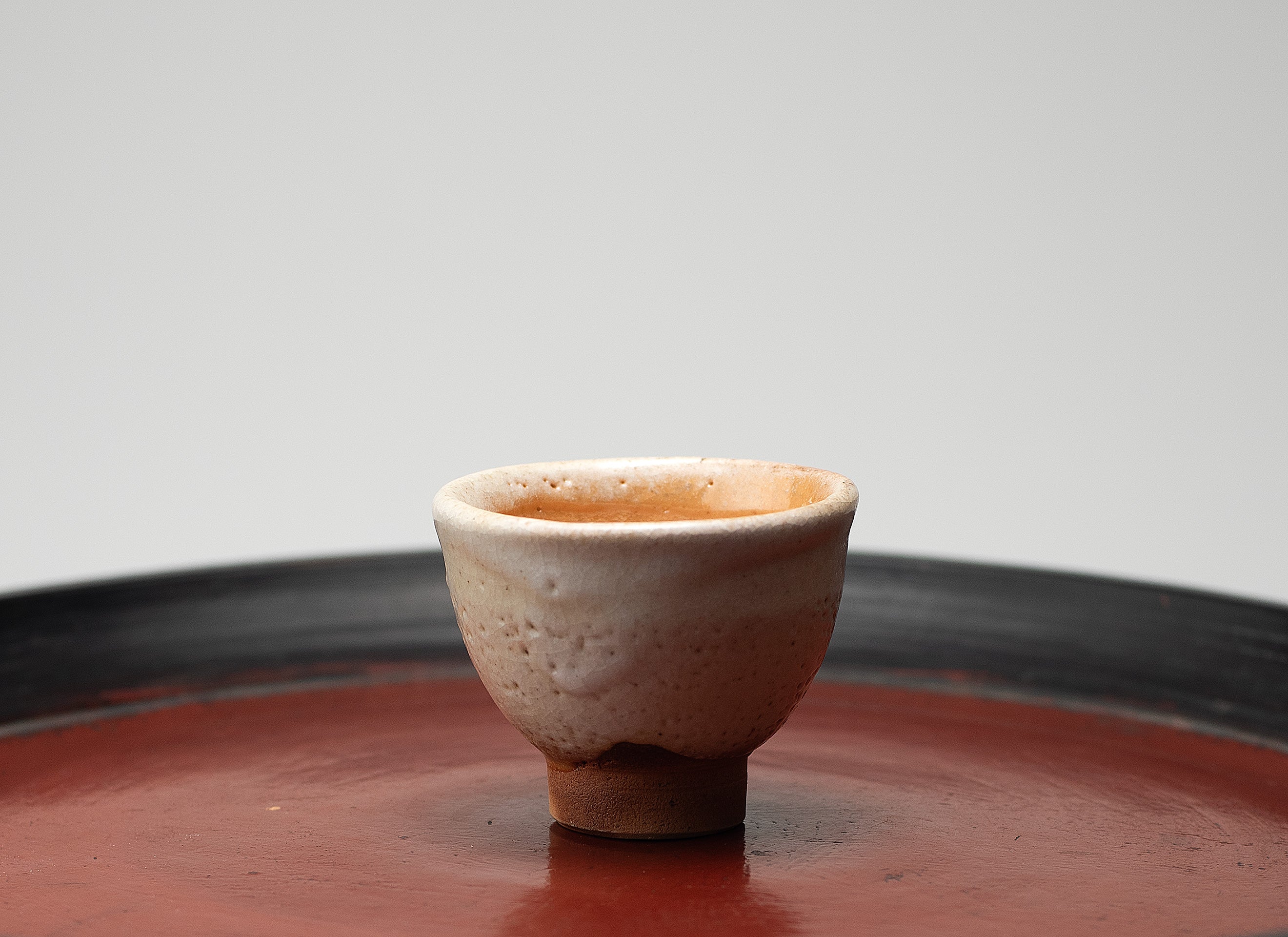 Coupe à saké rouge Shino