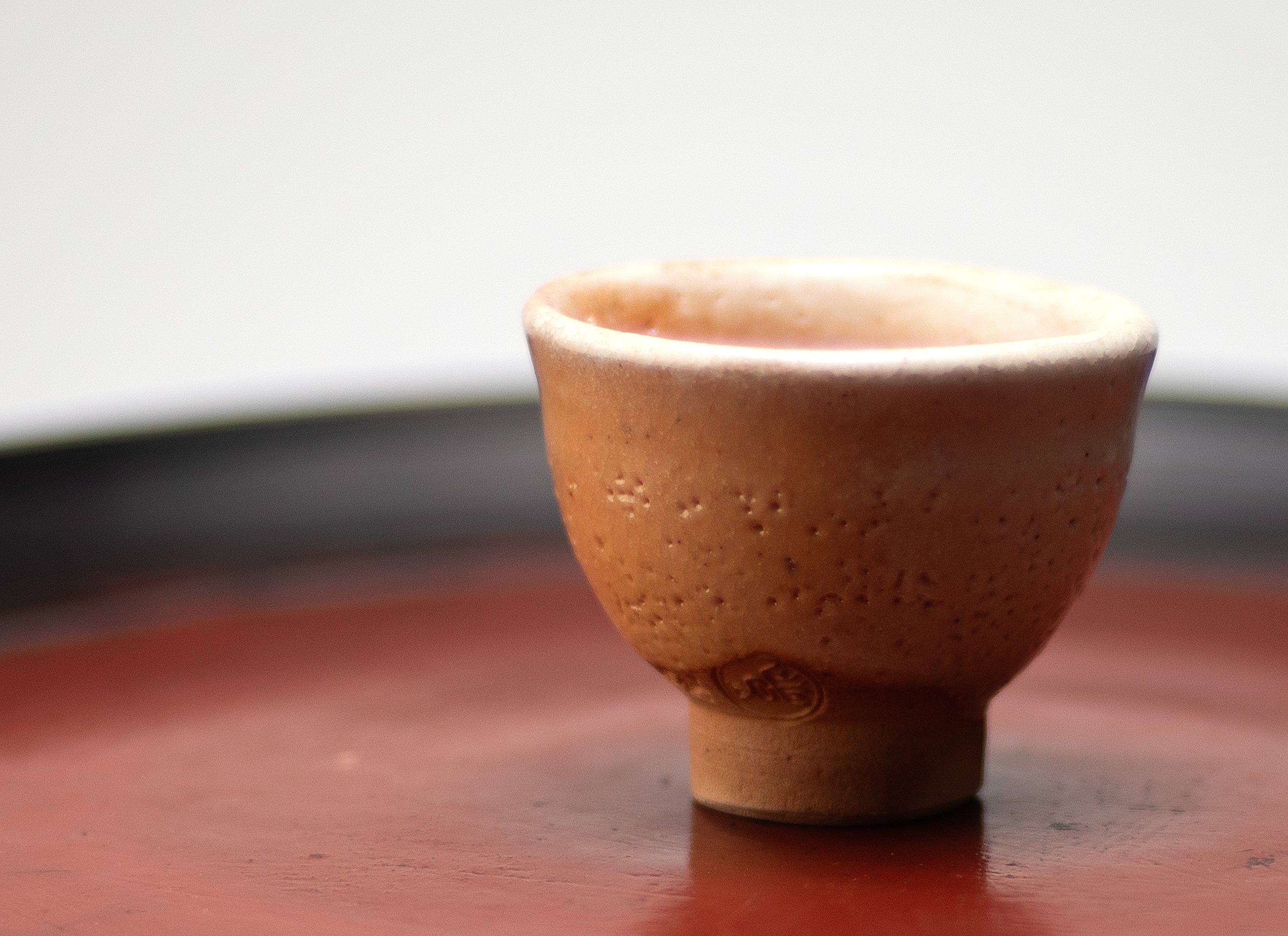 Coupe à saké rouge Shino