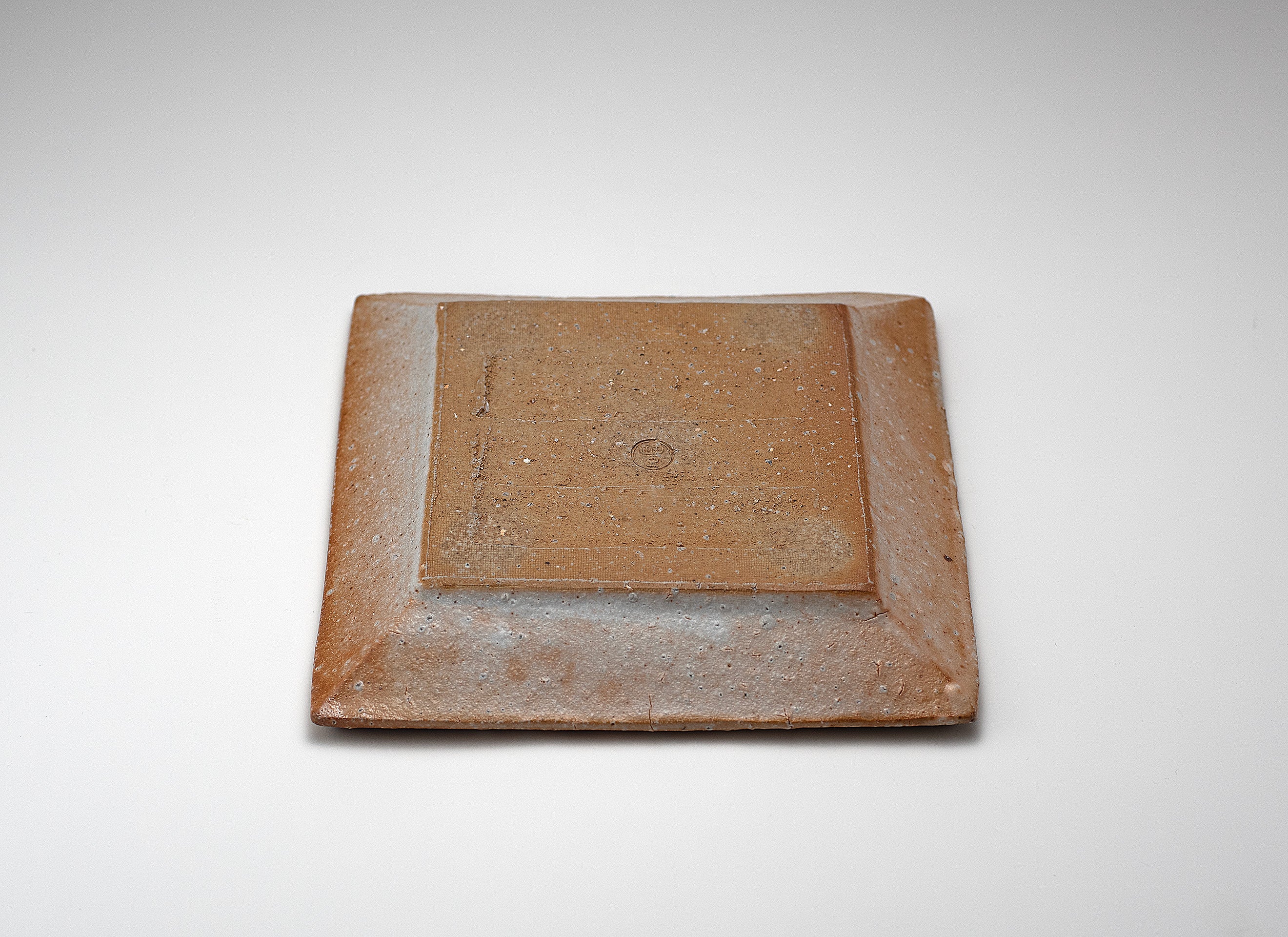 Assiette carrée en grès émaillé à motif herbe