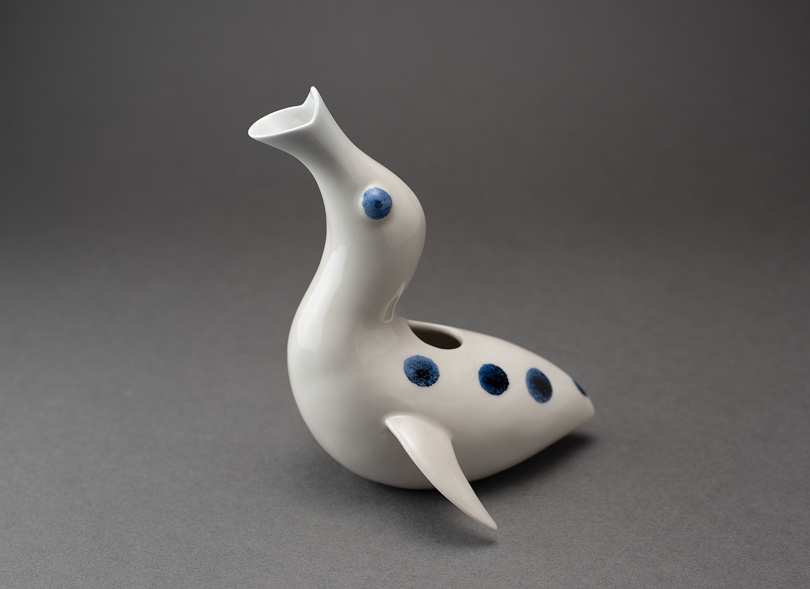 Récipient à saké en porcelaine blanche en forme d'oiseau