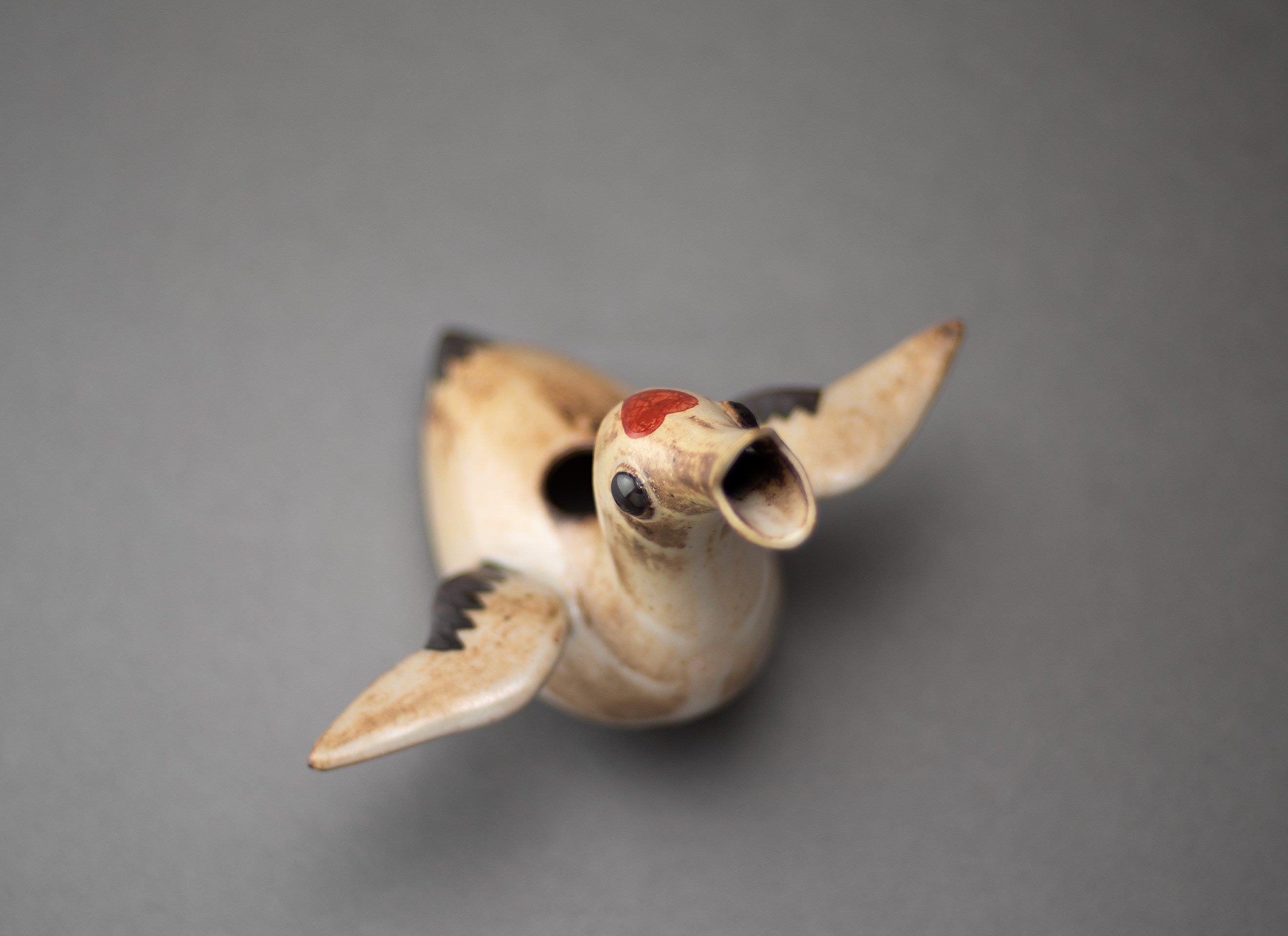 Récipient à saké en forme de grue à couronne rouge