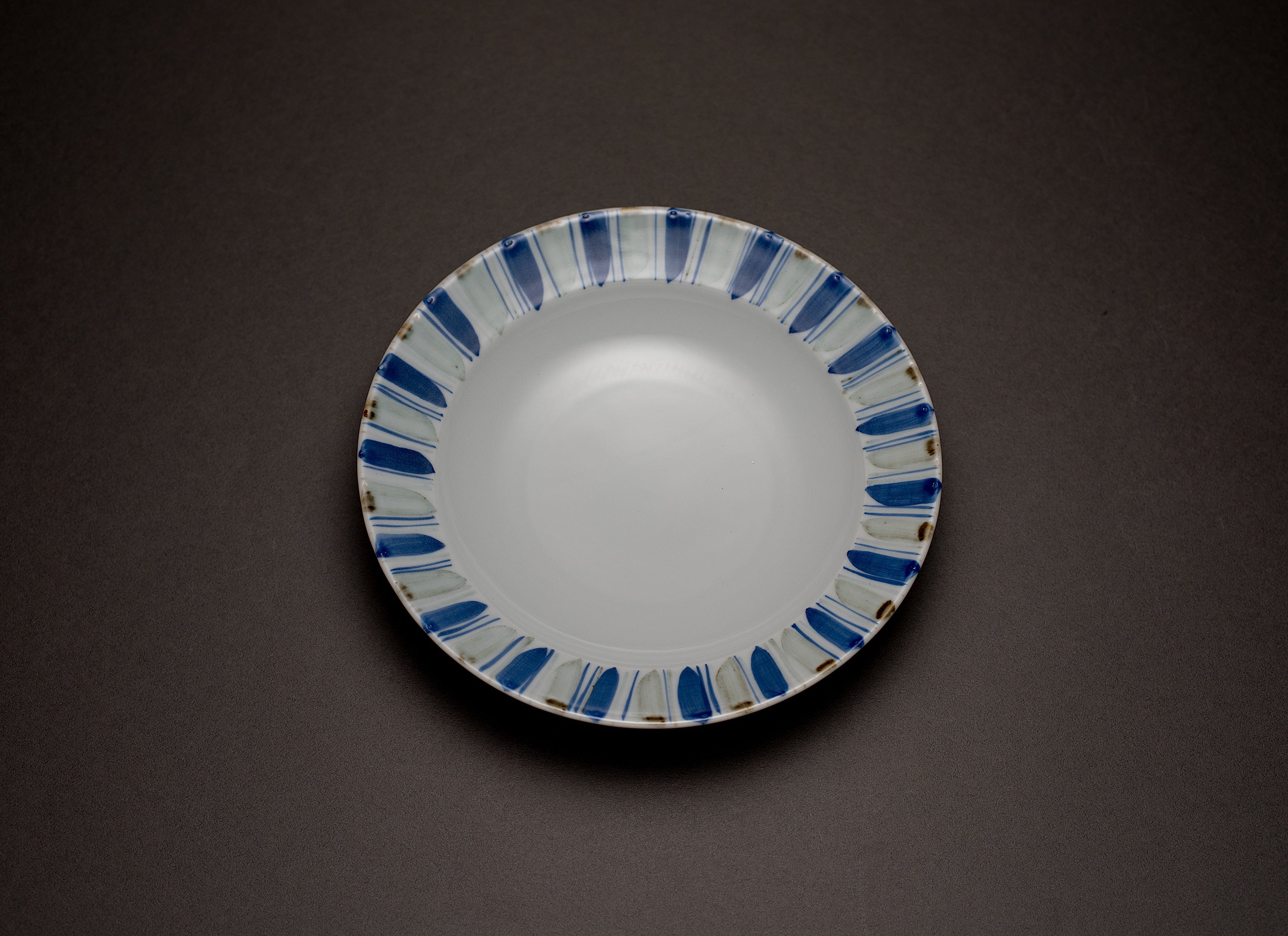 Motif linéaire Assiette en porcelaine bleue et blanche