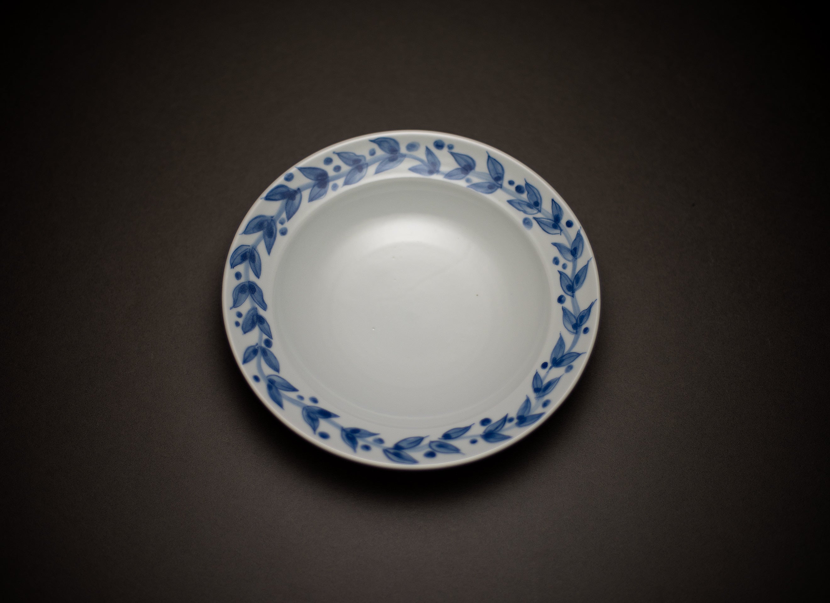 Motif herbe Assiette en porcelaine bleue et blanche