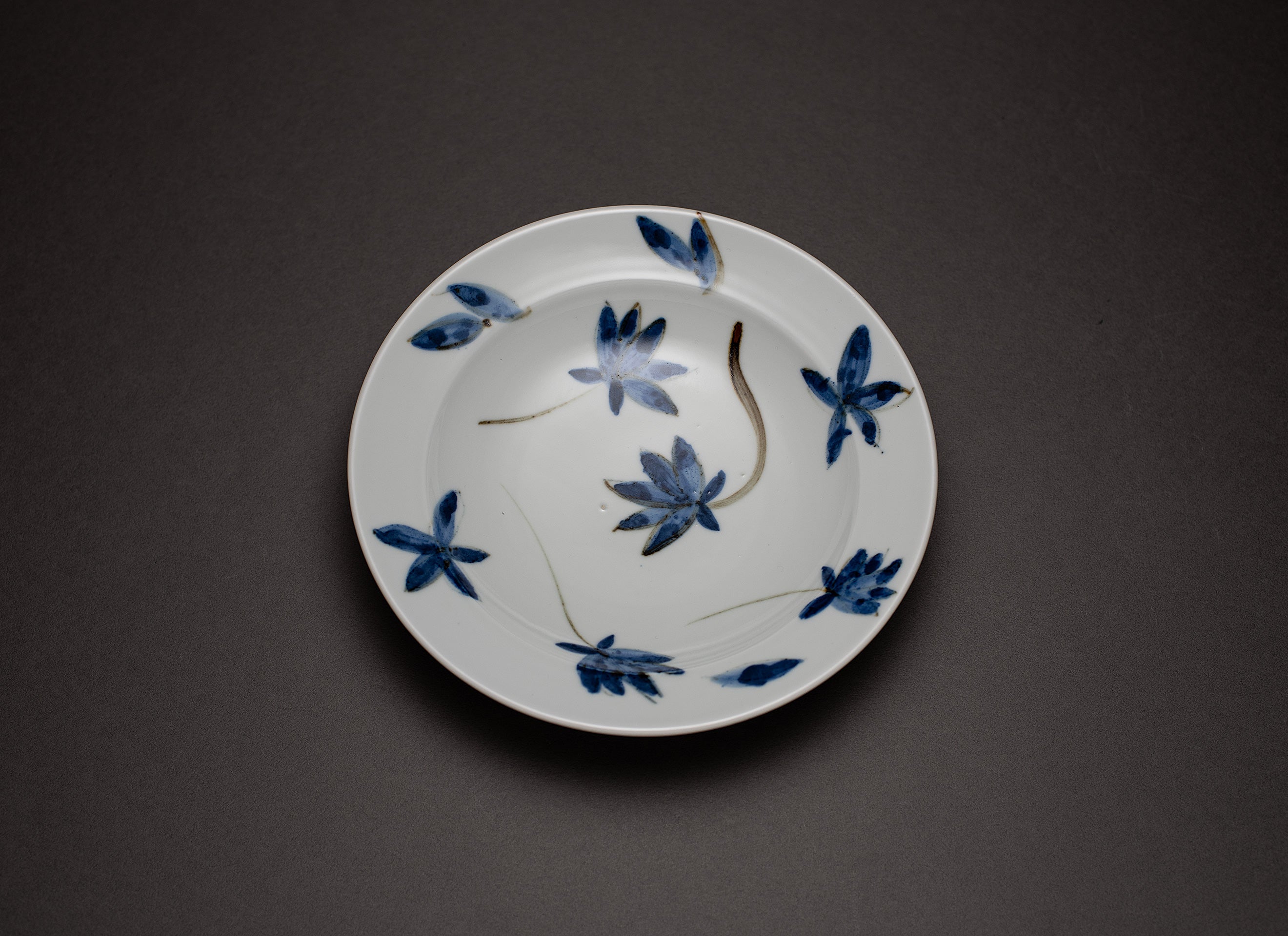 Motif feuillage Assiette en porcelaine bleue et blanche