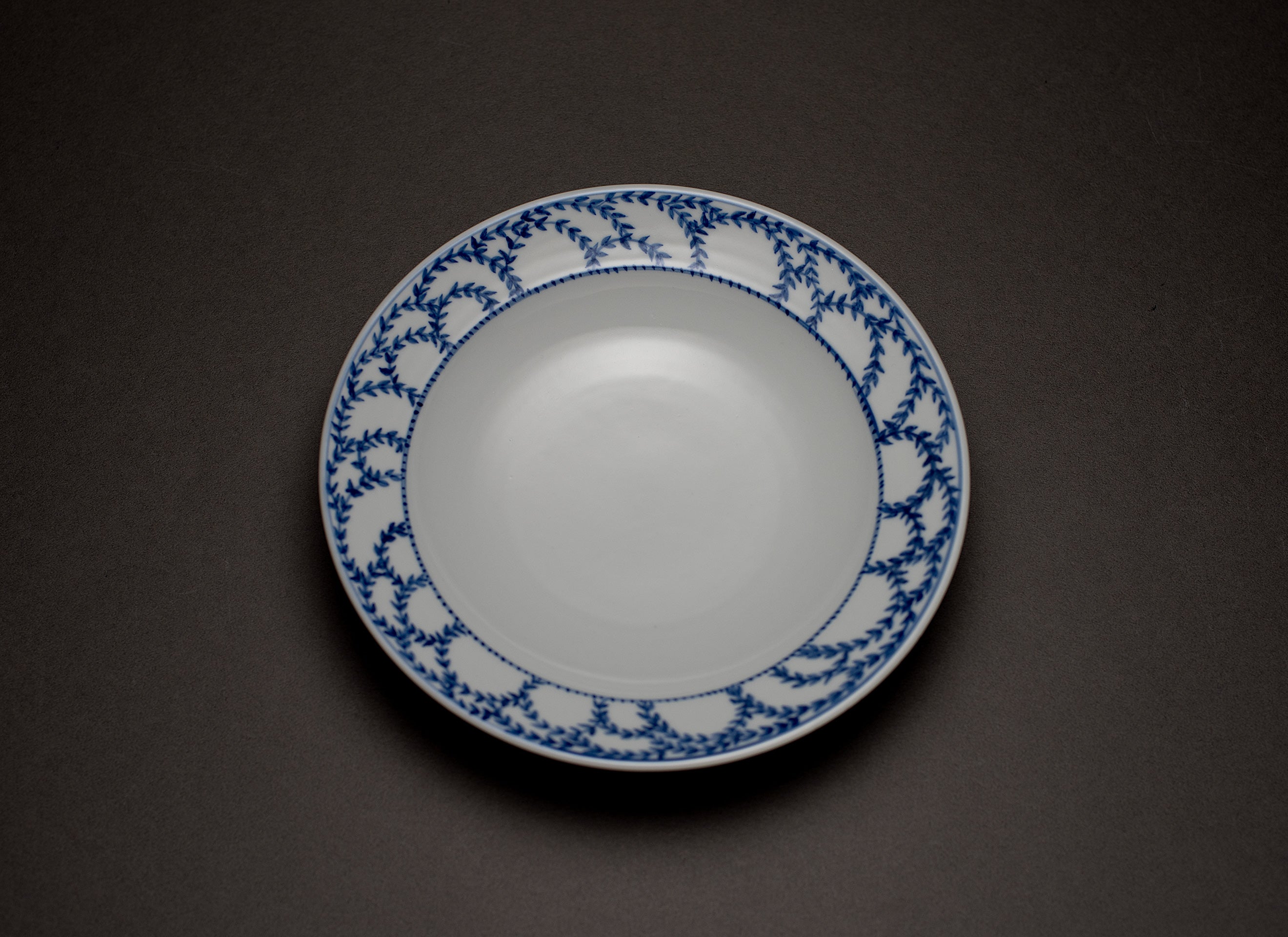 Petit motif arabesque Assiette en porcelaine bleue et blanche