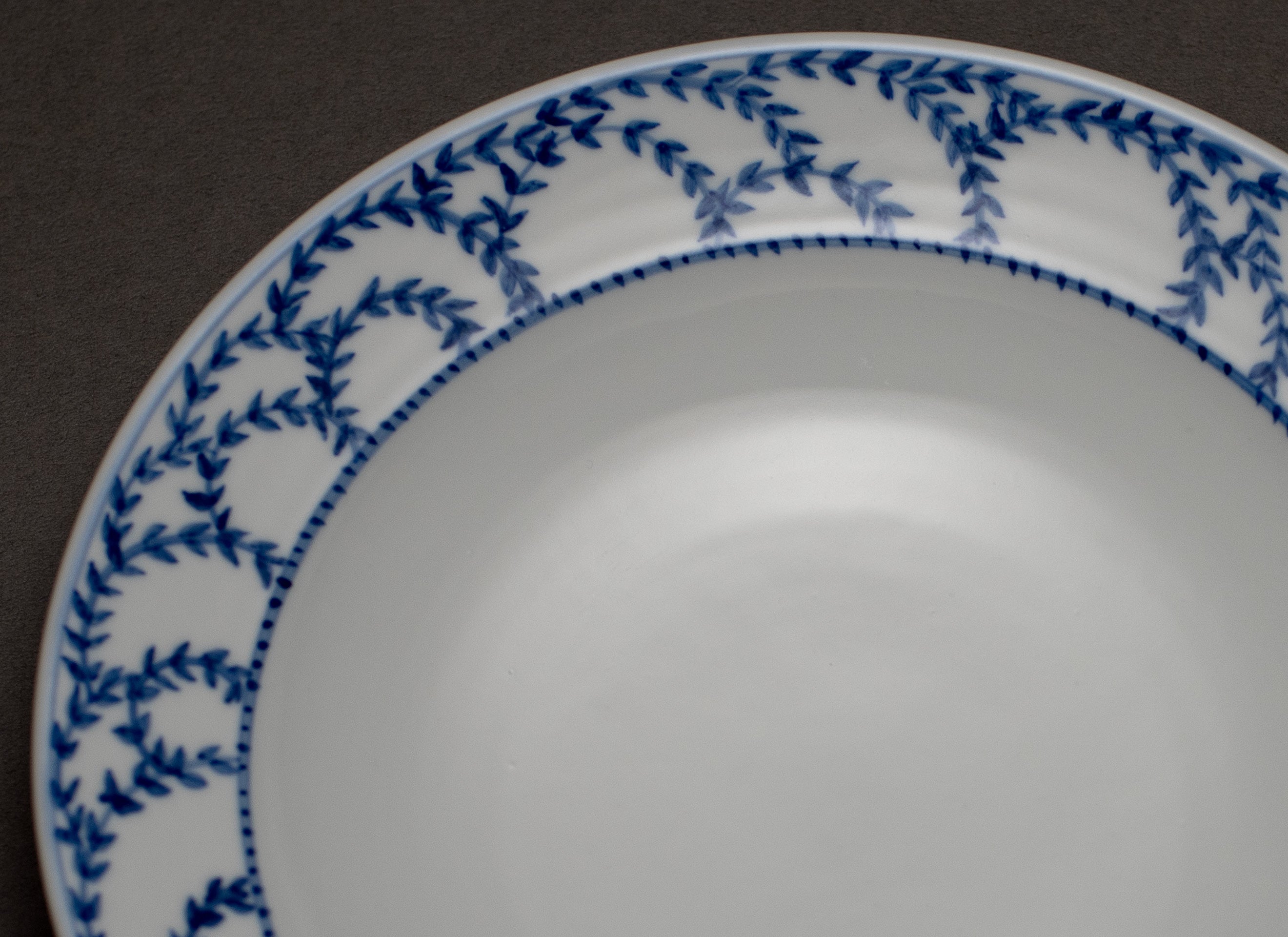 Petit motif arabesque Assiette en porcelaine bleue et blanche