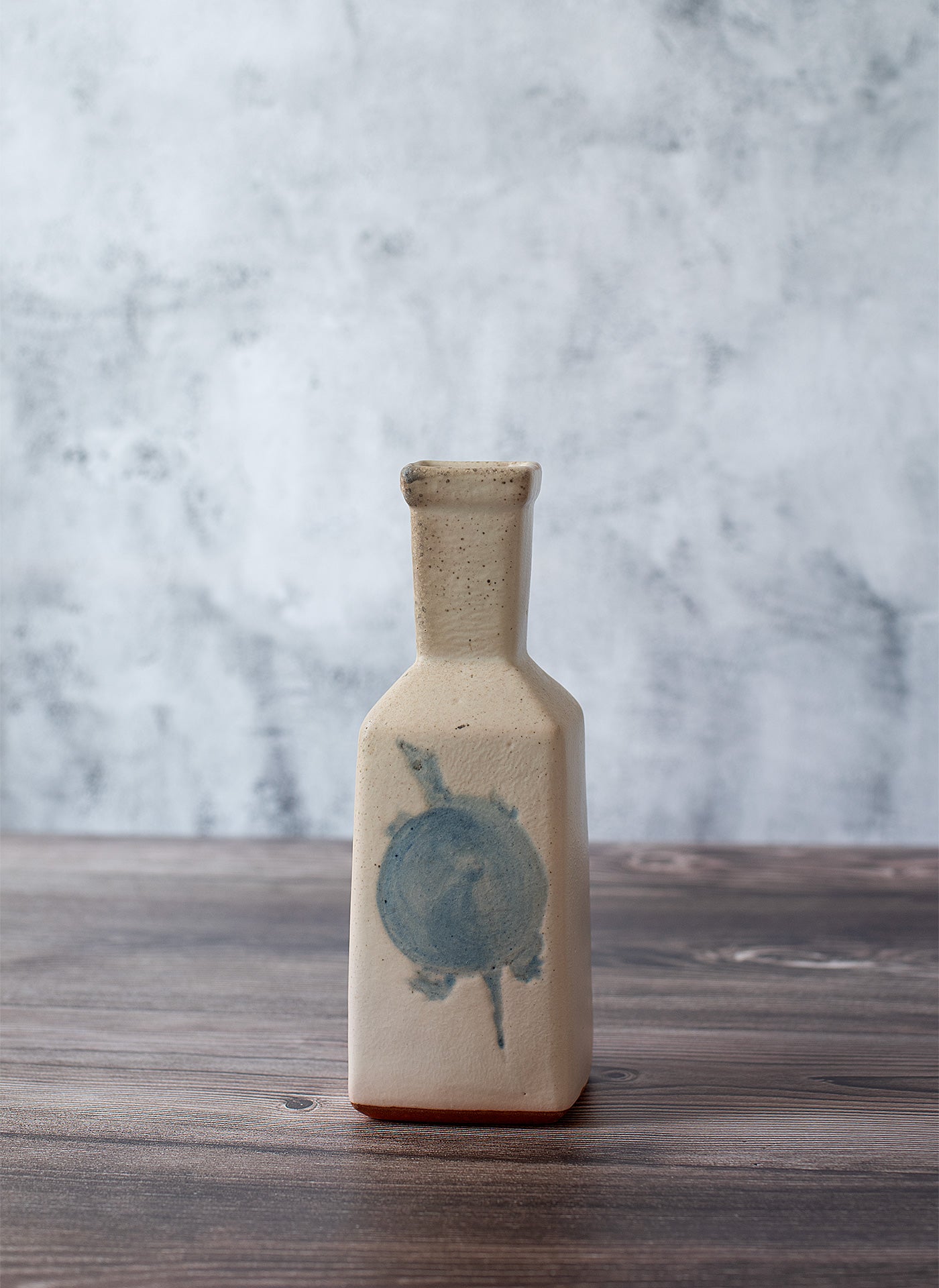 Square vase decorated with an illustration of a “suppon” turtle
