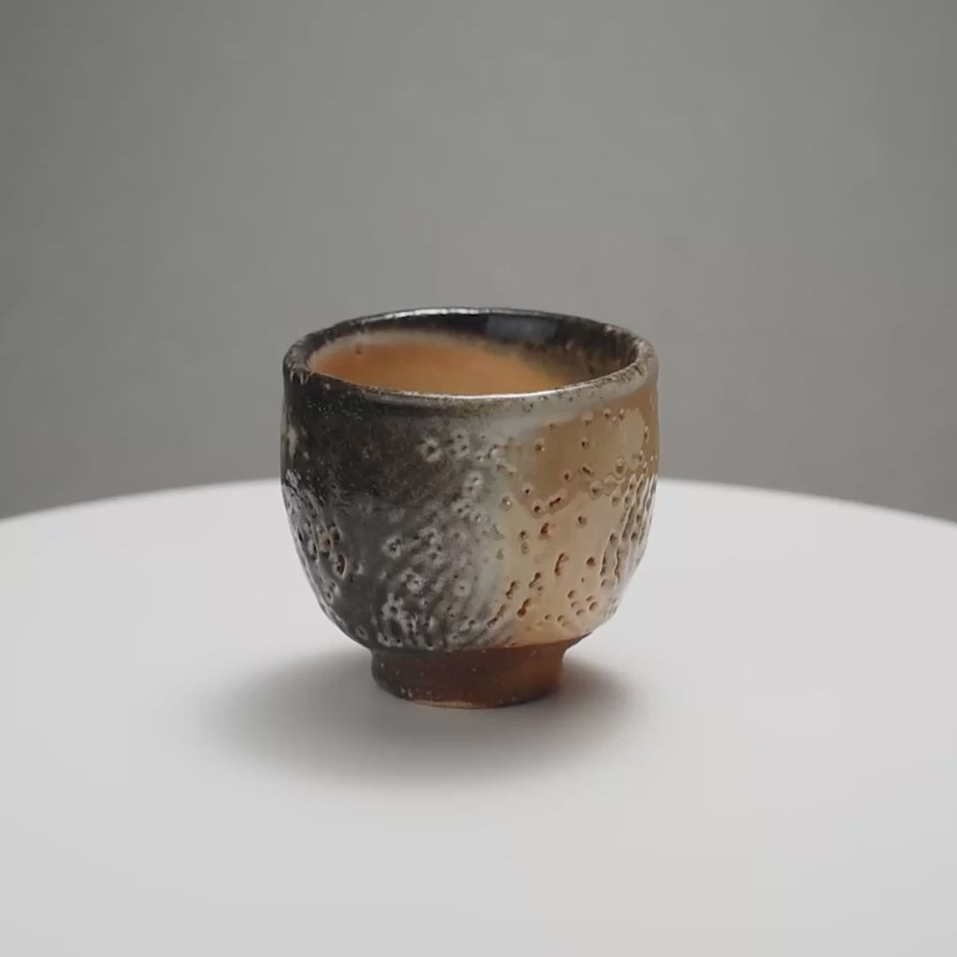 Coupe à saké de Shino émaillée de cendres