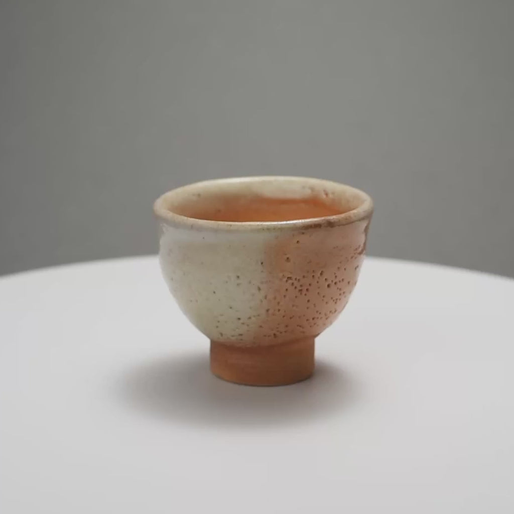 Coupe à saké rouge Shino