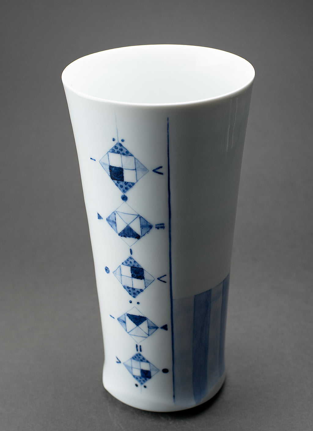 Motif à lignes céramique bleue Vase