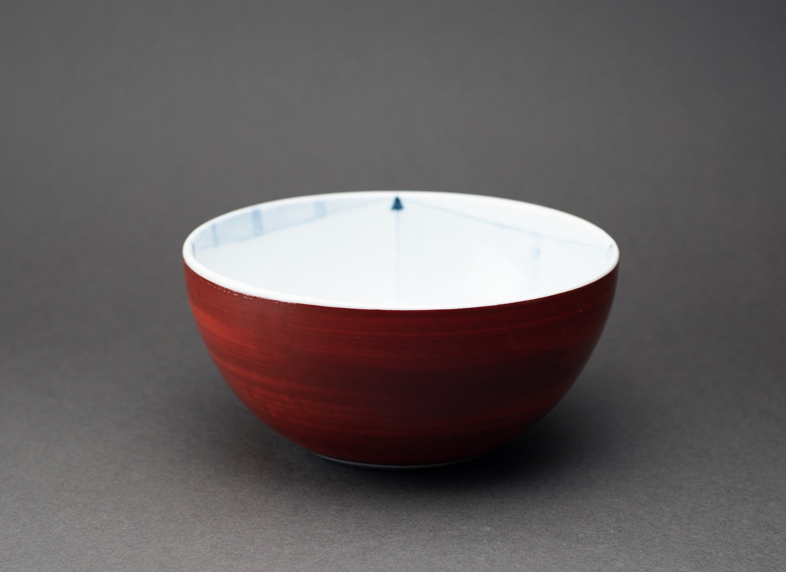 Bol peint en rouge et bleu