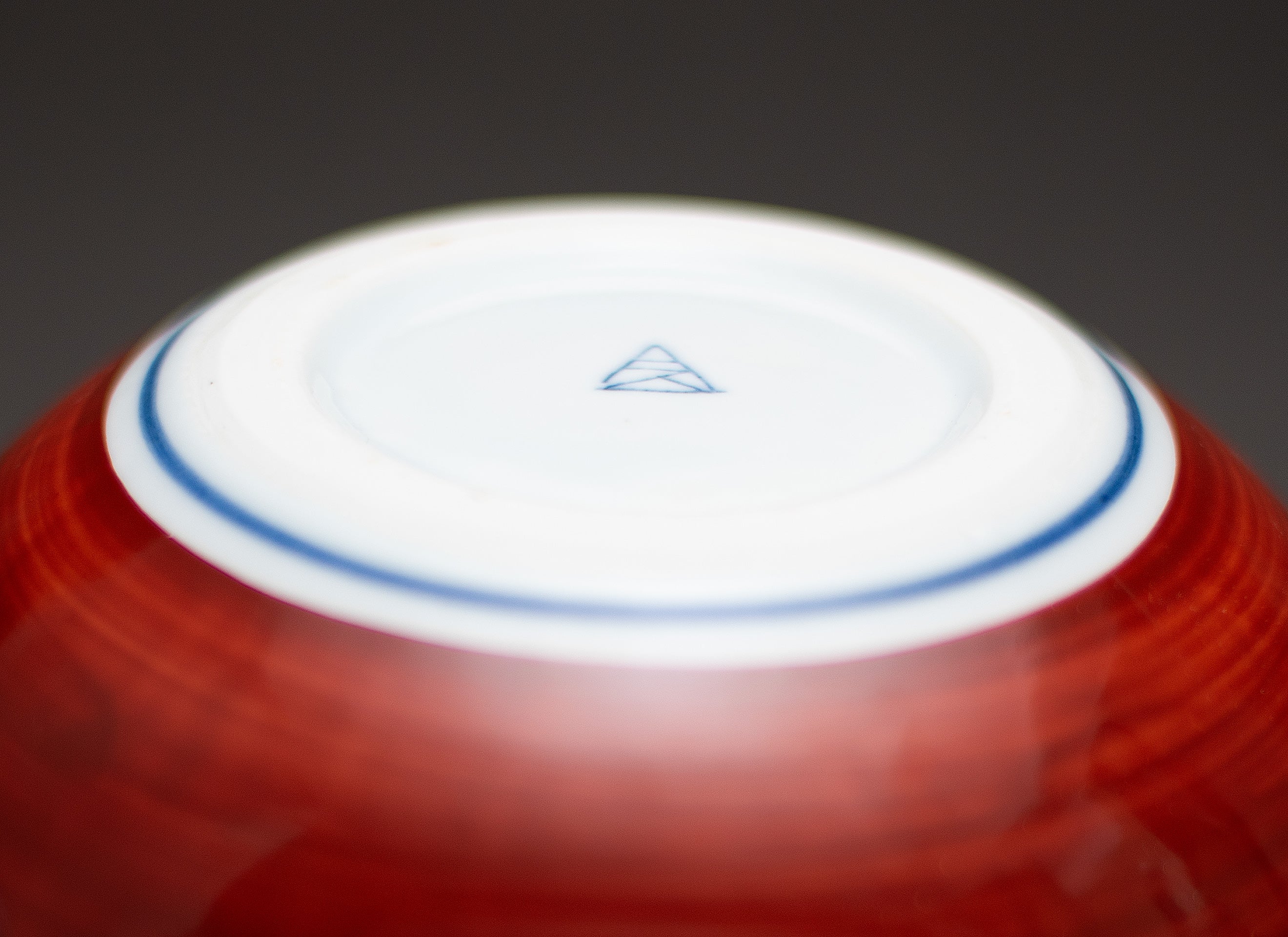 Bol peint en rouge et bleu